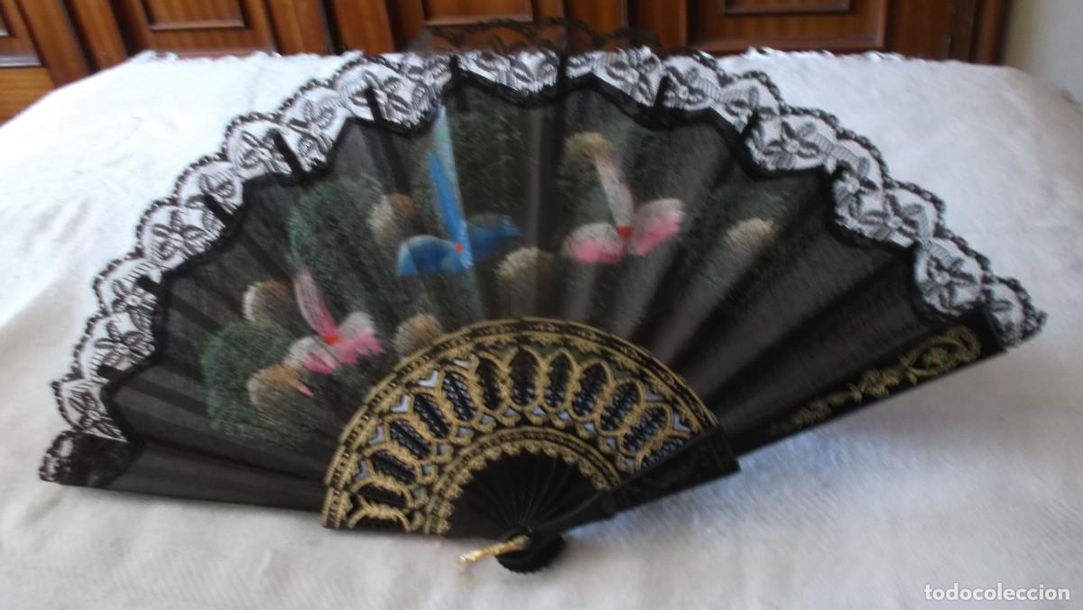 Antig&uuml;edades: abanico negro con flores de los a&ntilde;o 40