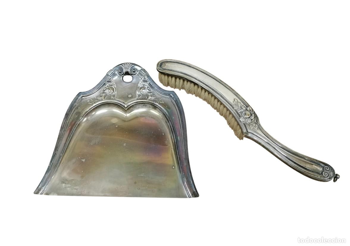 Antig&uuml;edades: RECOGEMIGAS Y CEPILLO DE ESTILO MODERNISTA. METAL BA&Ntilde;ADO EN PLATA. ESPA&Ntilde;A. INICIOS DEL SIGLO XX