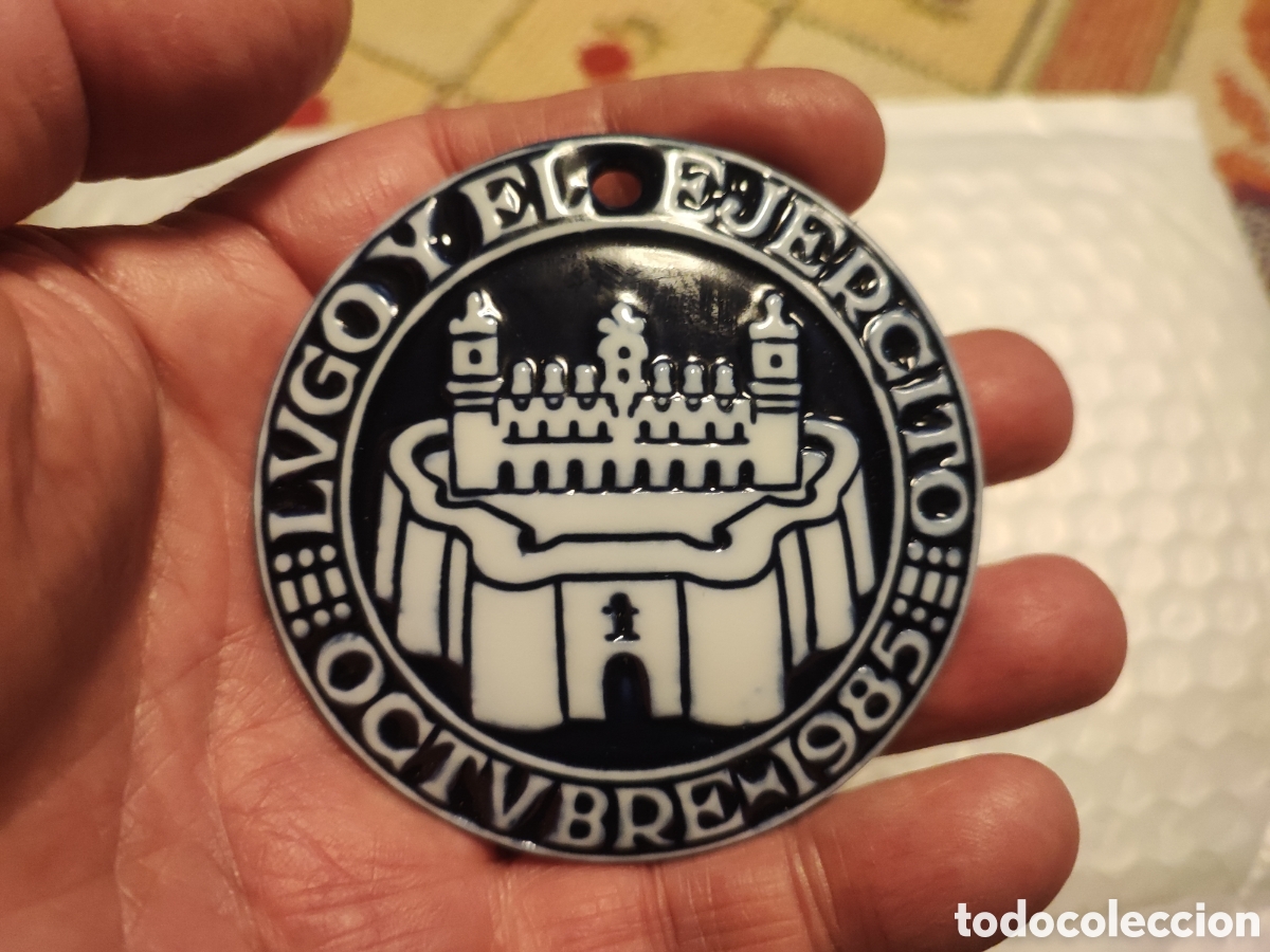 Antig&uuml;edades: Medall&oacute;n de porcelana de Sagadelos, 0ctubre de 1985, homenaje del Ayuntamiento de Lugo al Ej&eacute;rcito.