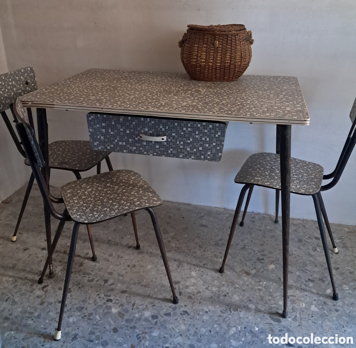 Antig&uuml;edades: Conjunto Mesa de Formica Vintage y 3 Sillas (A&ntilde;os 60/70)