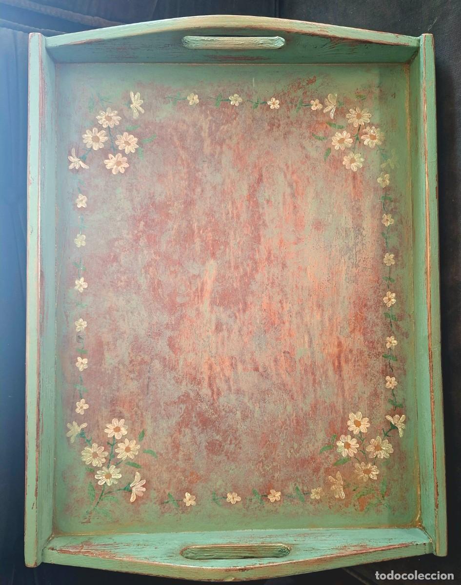 Antig&uuml;edades: Bandeja antigua de madera pintada a mano al estilo de la abuela con un toque shabby chic/rom&aacute;ntico