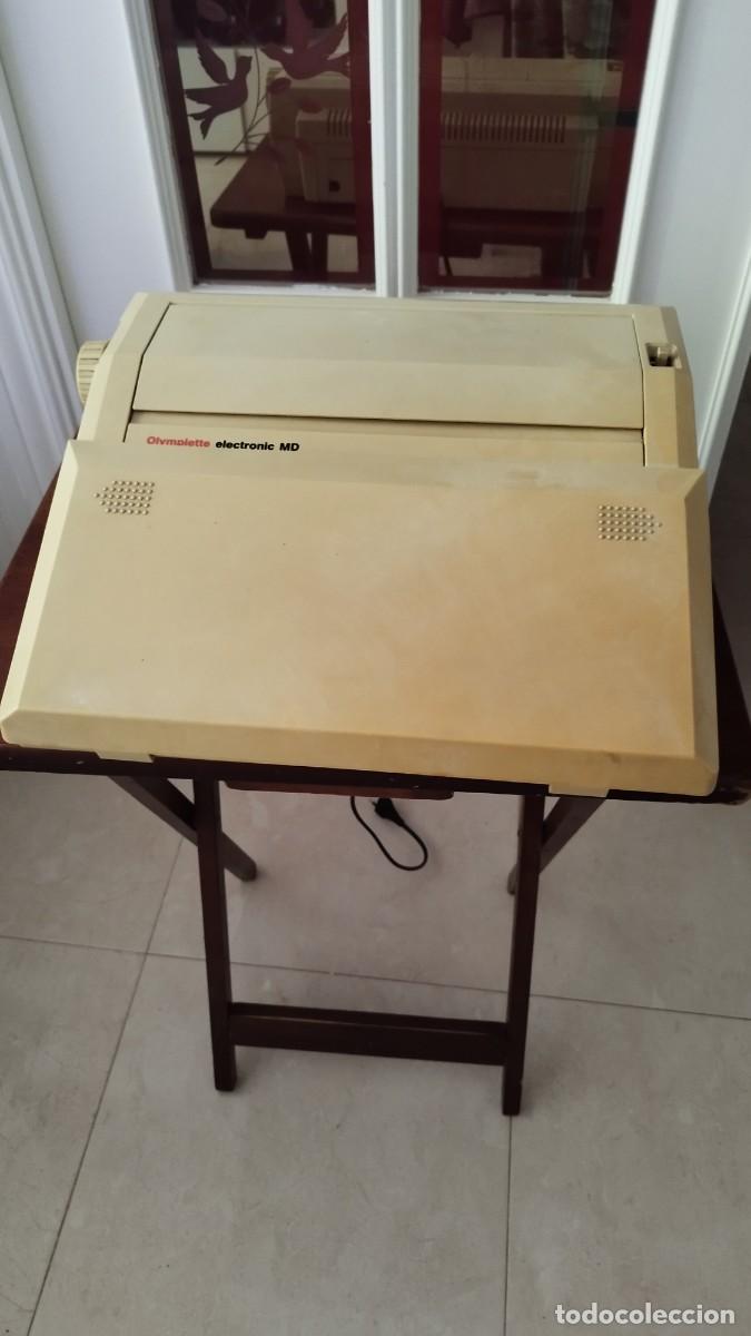 Antig&uuml;edades: M&aacute;quina de escribir el&eacute;ctrica antigua a&ntilde;os 90