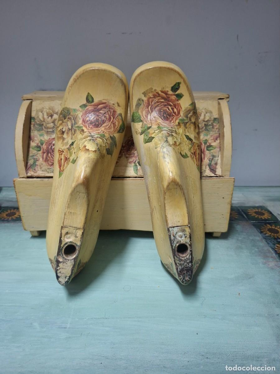 Antig&uuml;edades: 2 Hormas de zapatero antiguas y caja de regalo - Decoraci&oacute;n vintage /decoupage