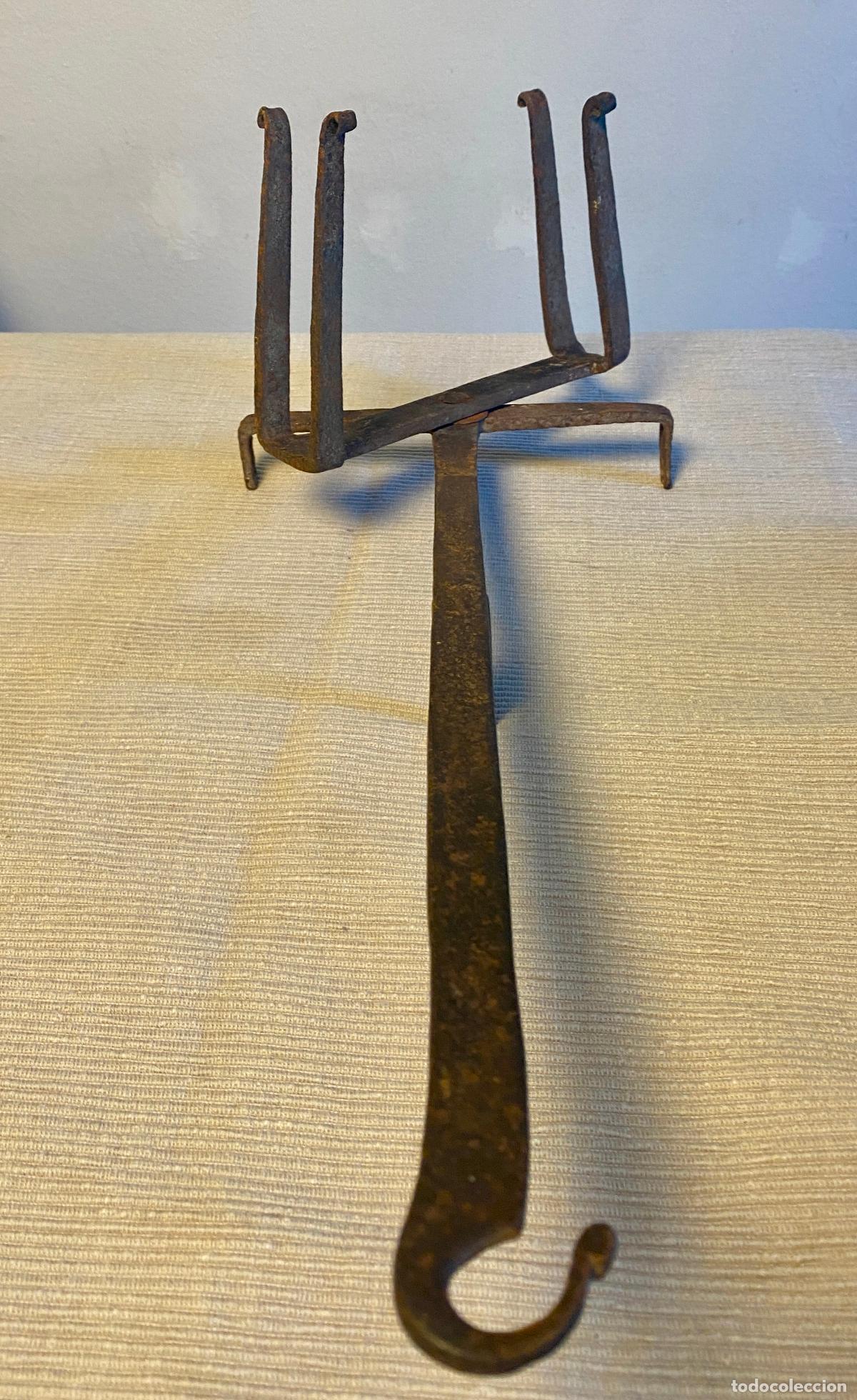 Antig&uuml;edades: ANTIGUO TOSTADOR DE PAN DE HIERRO FORJADO, TREBEDES