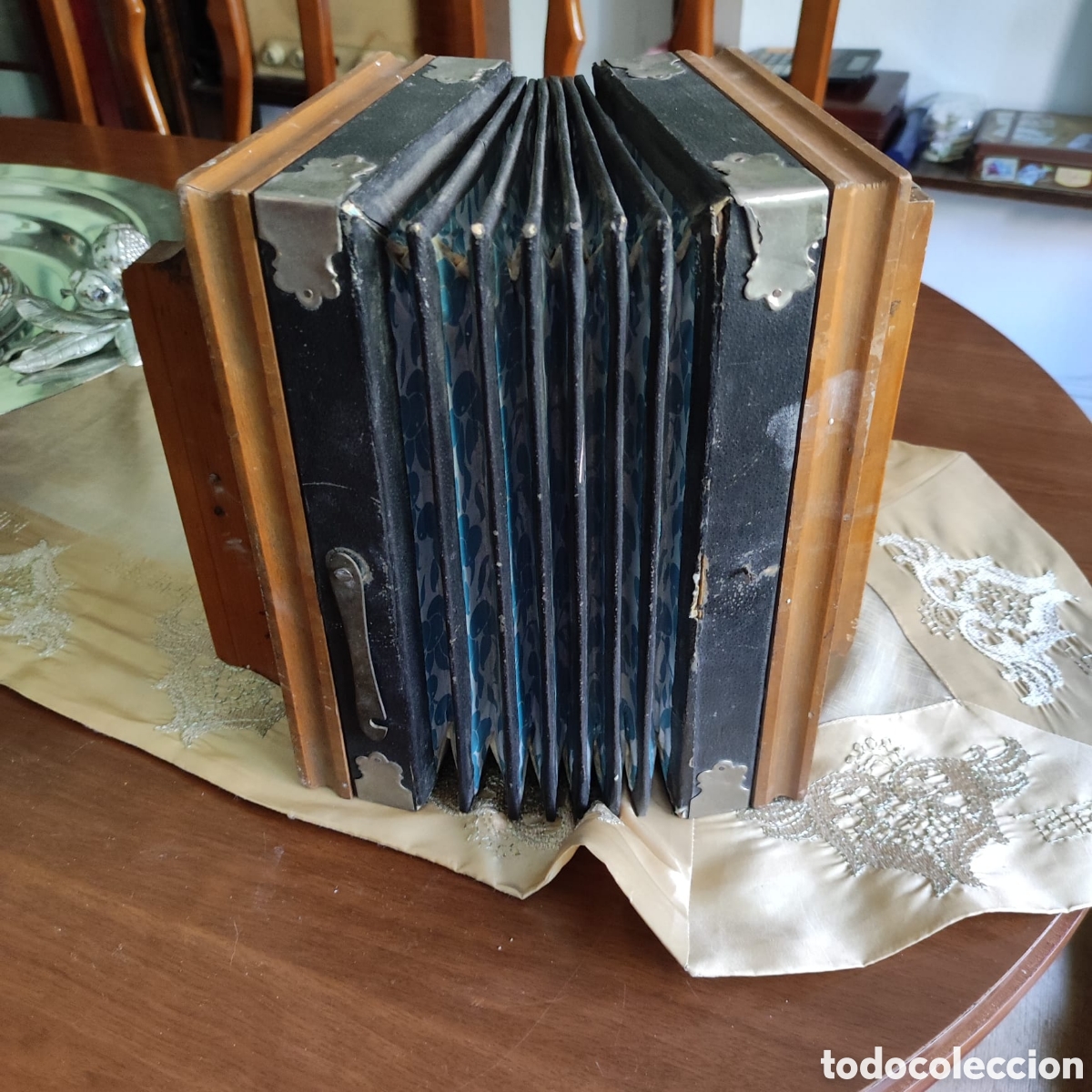 Antig&uuml;edades: ACORDEON MUY ANTIGUO.