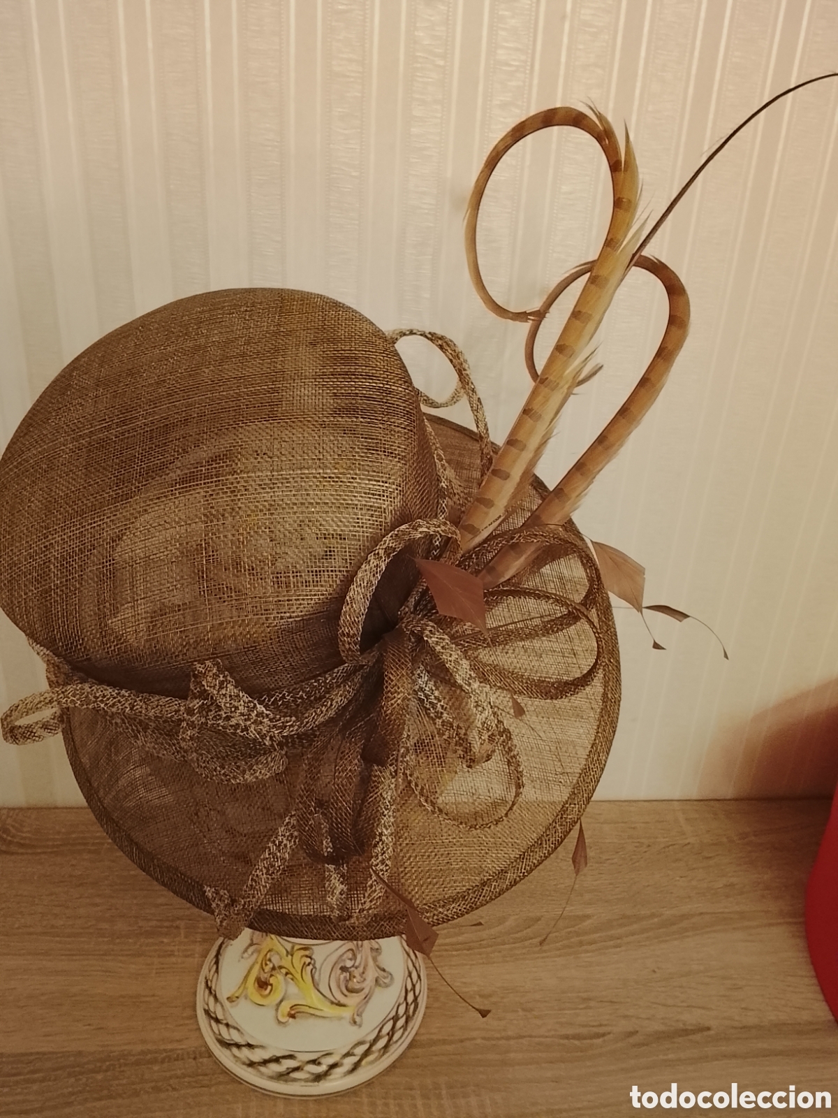 Antig&uuml;edades: Precioso sombrero de se&ntilde;ora ,para ceremonia .Est&aacute; nuevo .Tiene etiqueta del Corte Ingl&eacute;s .Ver fotos