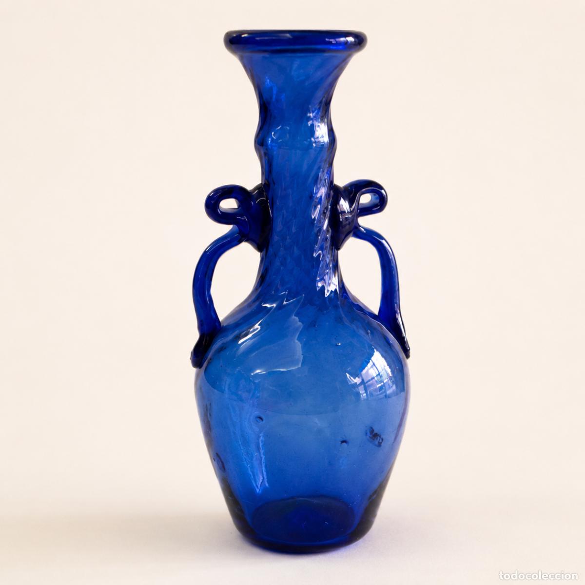 Antig&uuml;edades: Jarr&oacute;n vintage de cristal azul cobalto soplado a mano con asas decorativas