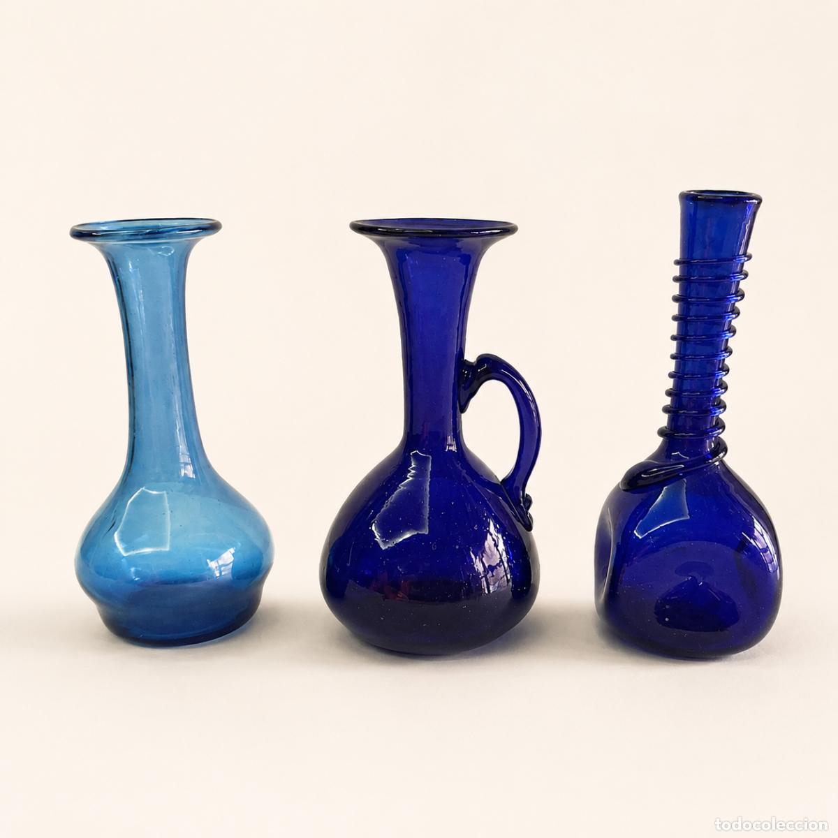 Antig&uuml;edades: Lote de 3 jarrones vintage de cristal azul soplado artesanal