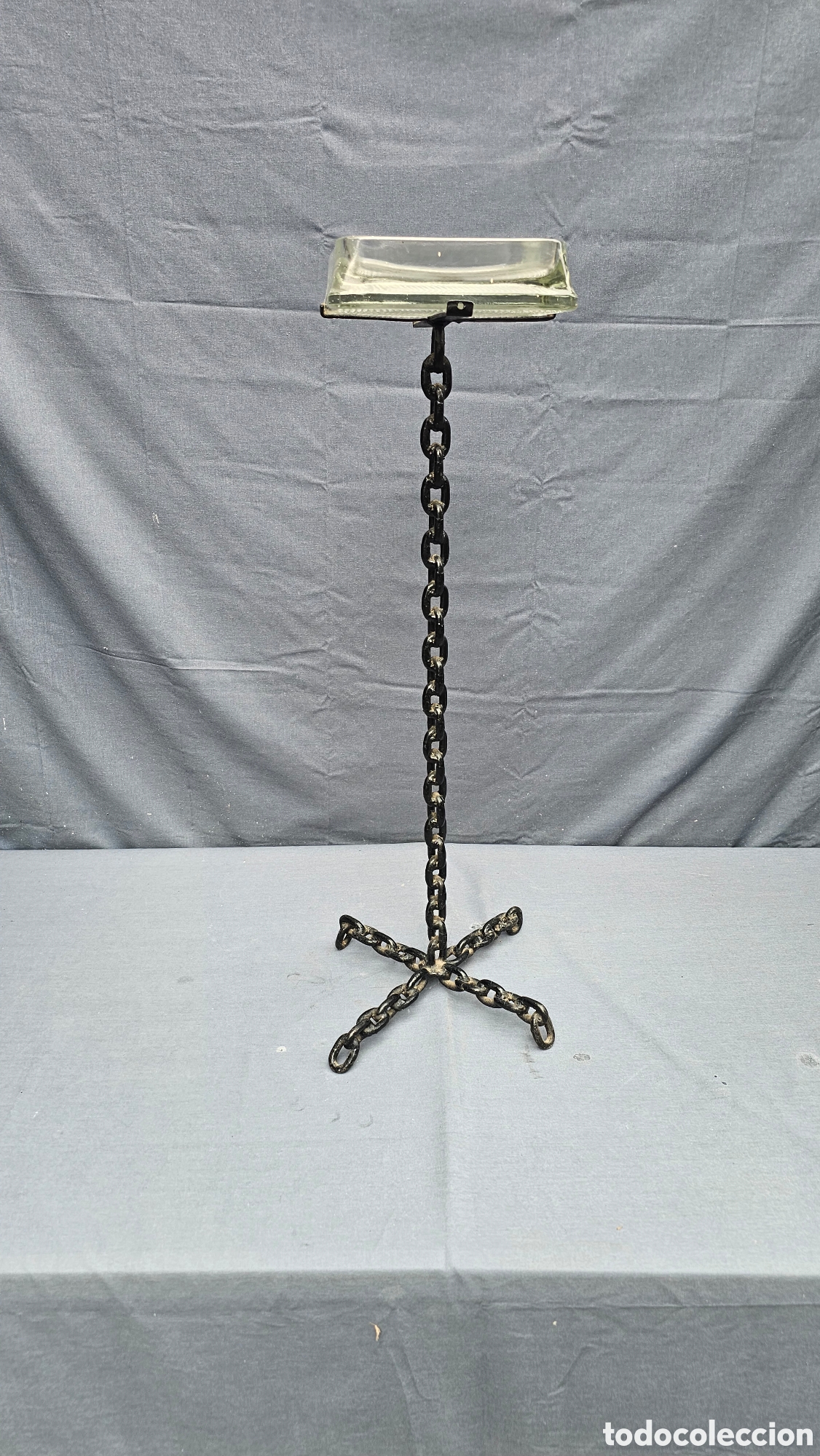 Antig&uuml;edades: Antiguo cenicero de pie con dise&ntilde;o brutalista de cadenas