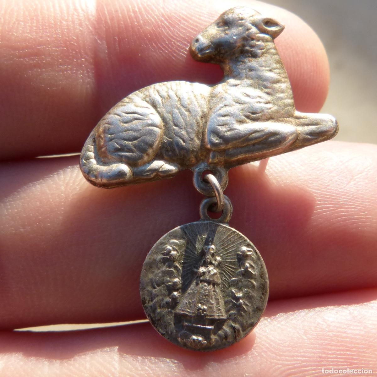 Antiguidades: Insignia o pin de aguja , cordero y medalla de virgen. 2,17gr.