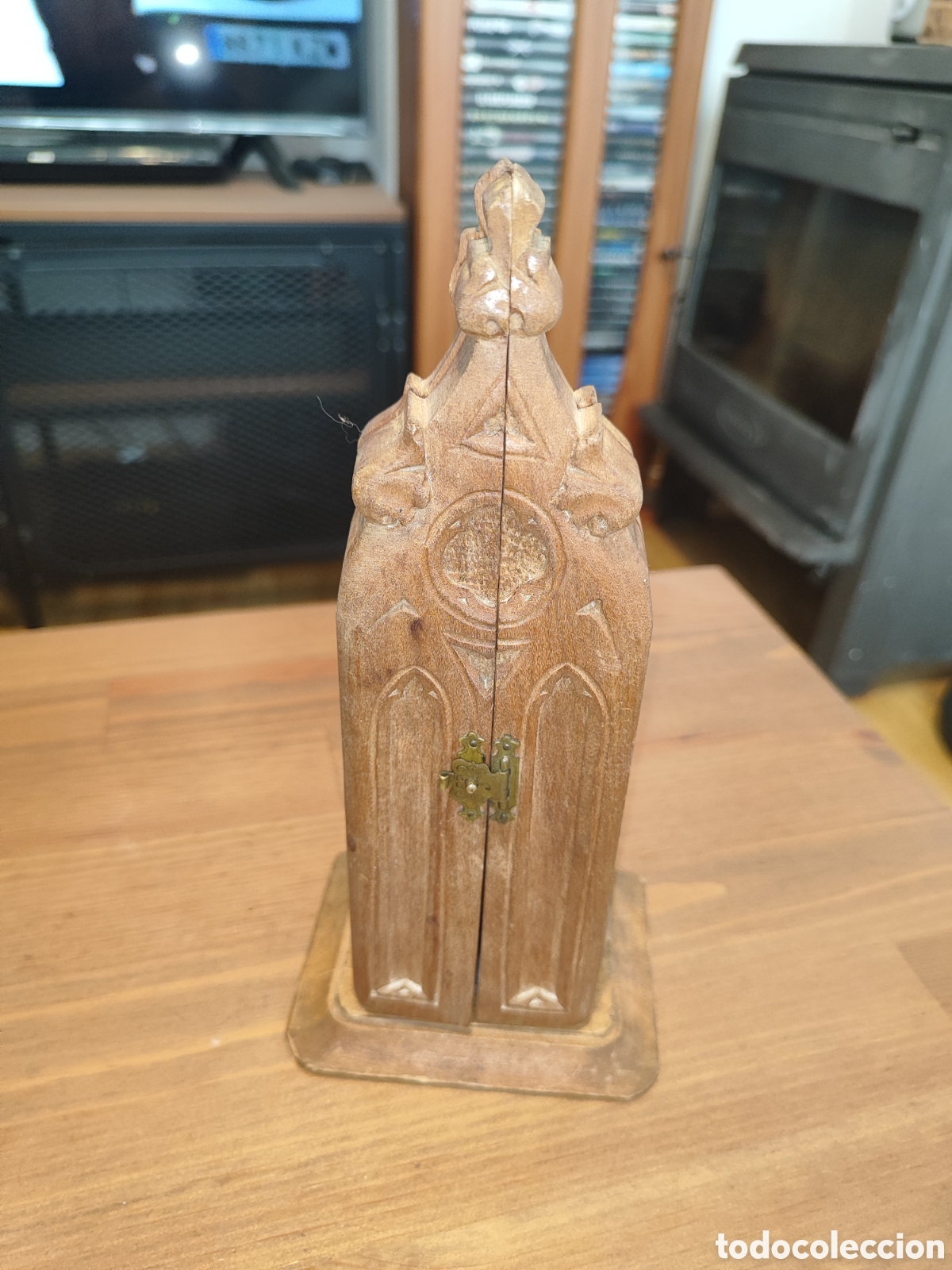 Antig&uuml;edades: Peque&ntilde;a capilla para virgen del Pilar de madera tallada para restaurar