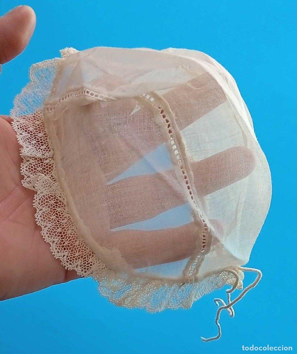 Antig&uuml;edades: CAPERUZA, CAPUCHA O GORRITO DE BEB&Eacute; TIPO BAUTISMAL. ORGANZA O SIMILAR, CON BRODADO Y ENCAJE, 1910-20