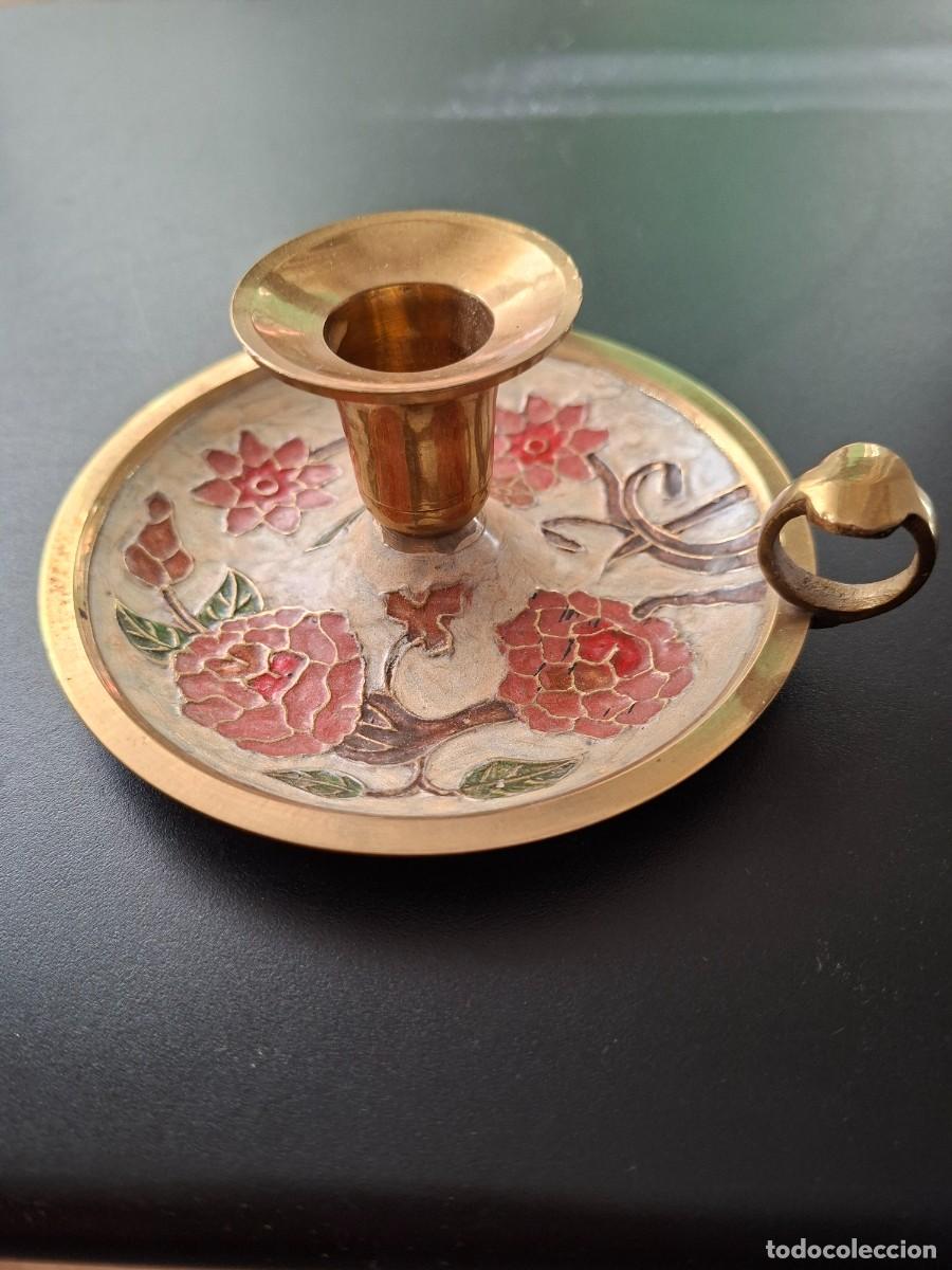 Antig&uuml;edades: Palmatoria de laton con dise&ntilde;o de flores