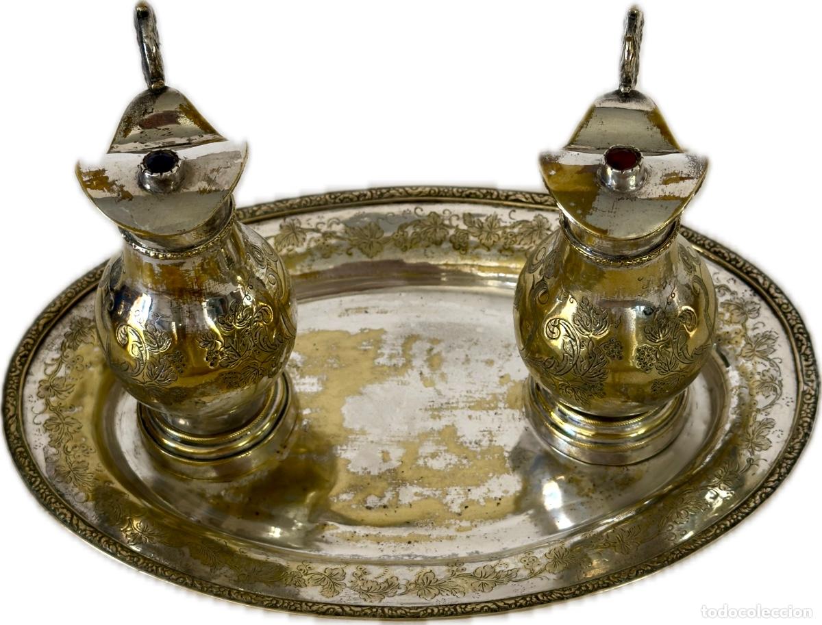 Antig&uuml;edades: Pareja de vinajeras eclesi&aacute;sticas con bandeja Metal plateado grabado, siglo XIX