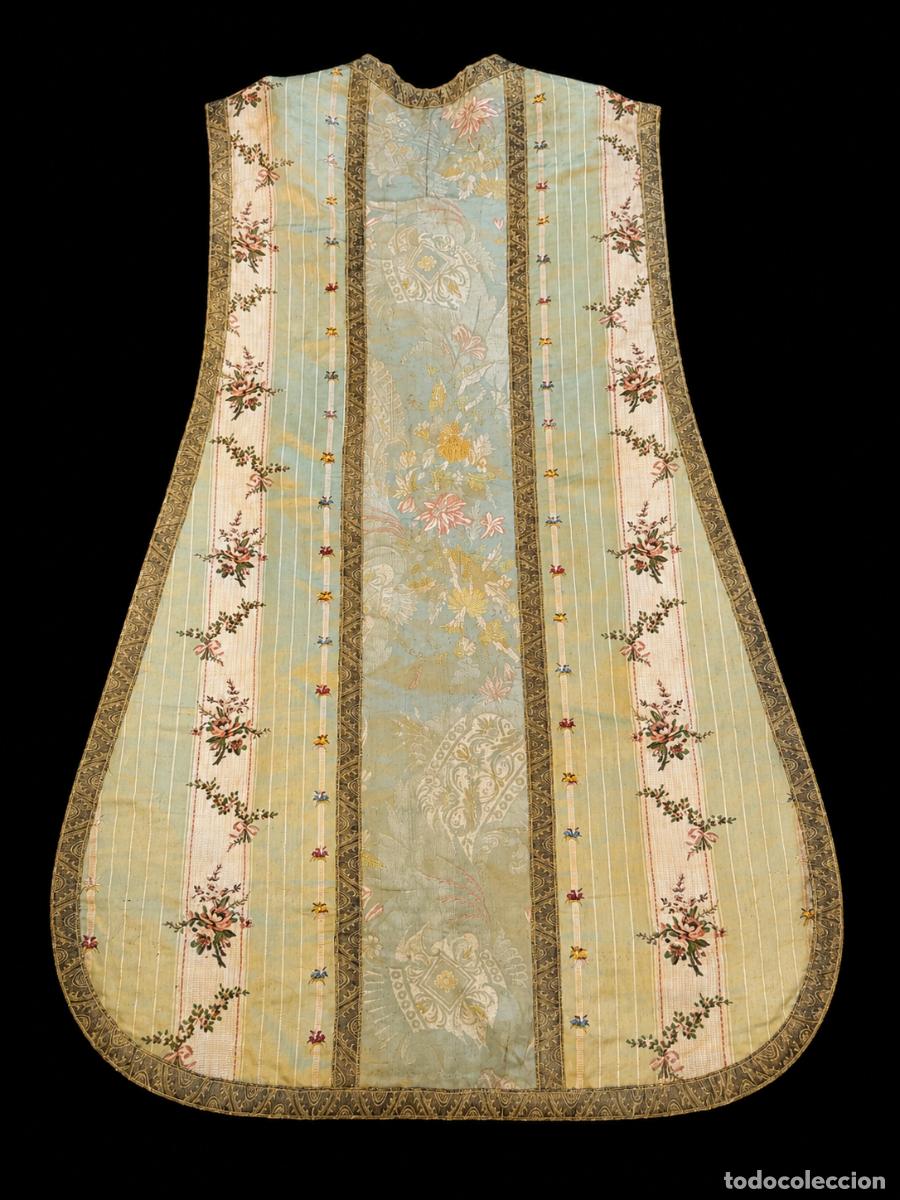Antig&uuml;edades: Casulla en seda brocada con decoraci&oacute;n floral, Espa&ntilde;a, siglo XVIII