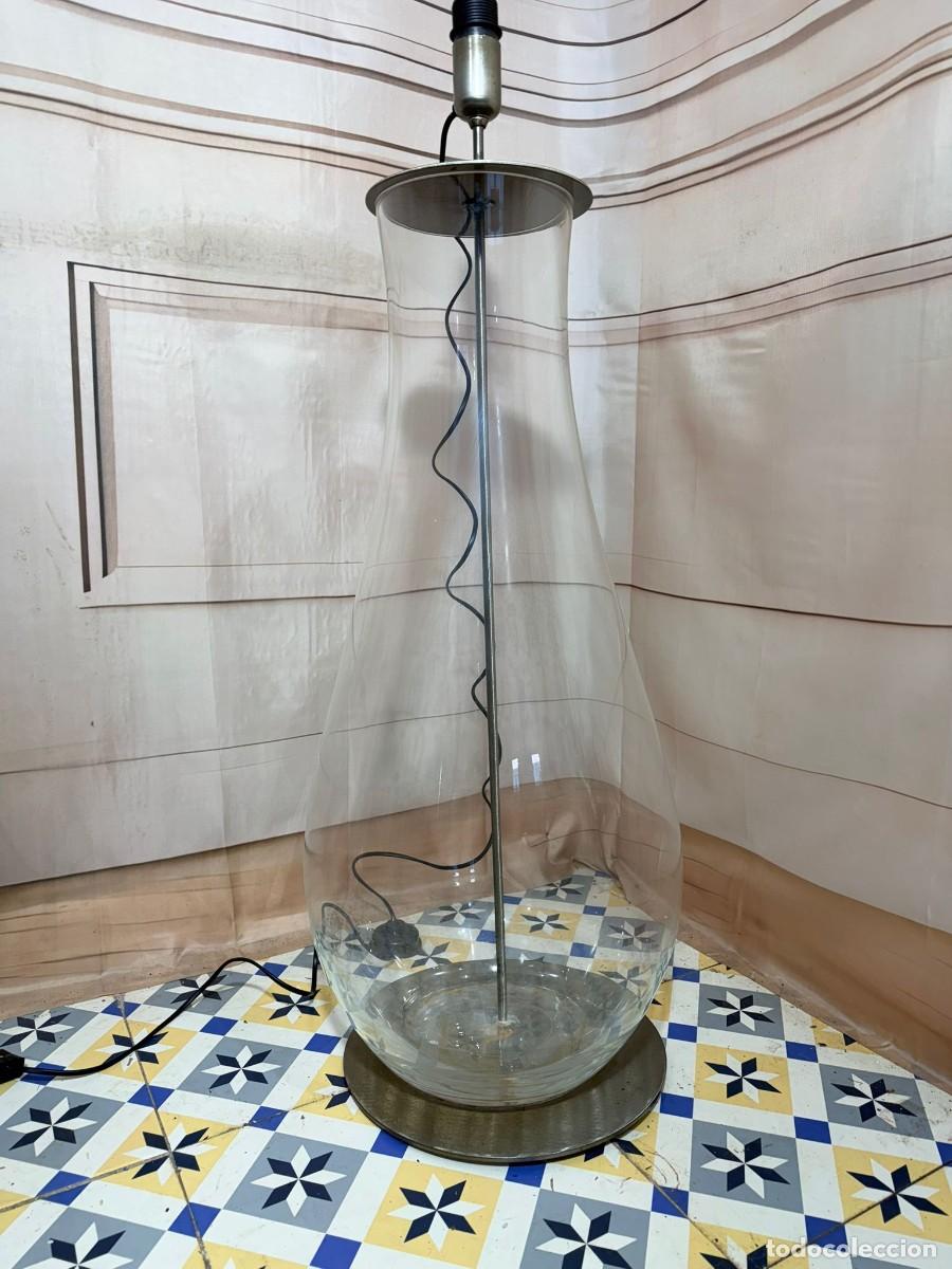 Antig&uuml;edades: L&aacute;mpara de mesa con una base de cristal transparente