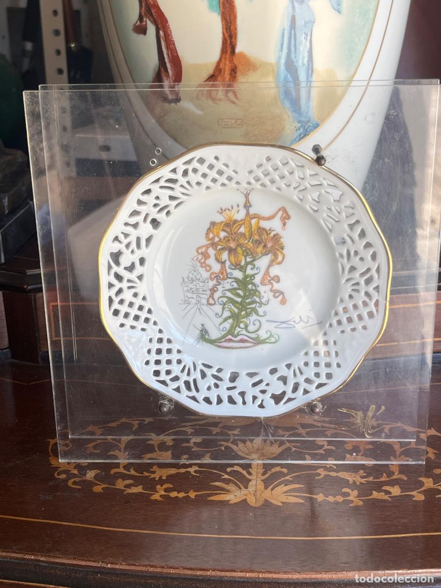 Antig&uuml;edades: PLATO DE PORCELANA DE SALVADOR DAL&Iacute;. Plato n&ordm; 1 de la serie &rdquo;Las Flores Dalinianas&rdquo;.