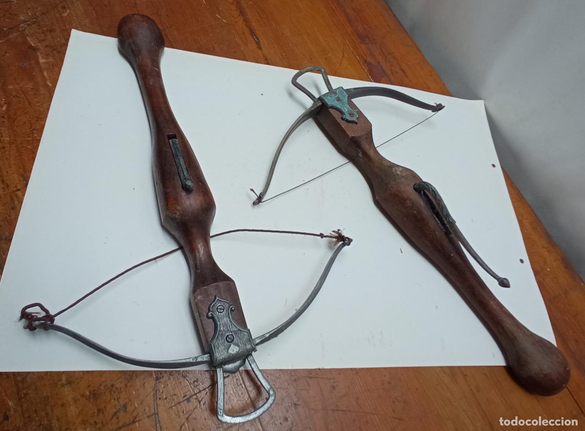 Antig&uuml;edades: pareja de ballestas decorativas - madera y metal - no funcionan