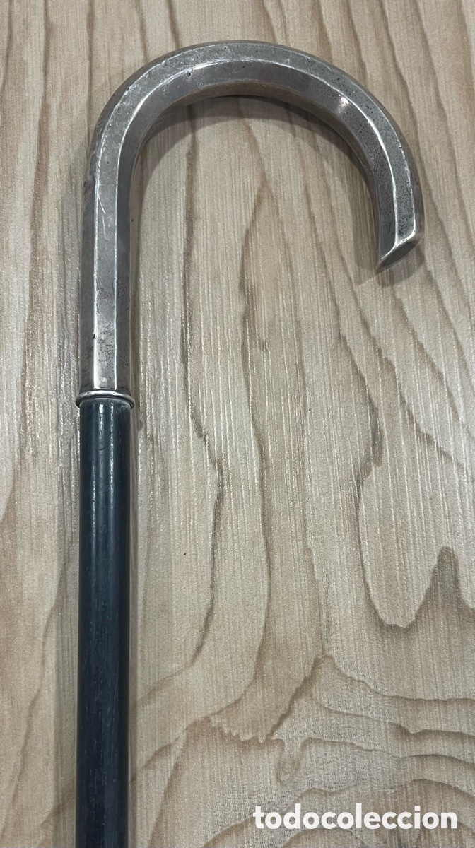 Antig&uuml;edades: Antiguo Baston, con la empu&ntilde;adura en plata de ley, y la vara en madera noble.