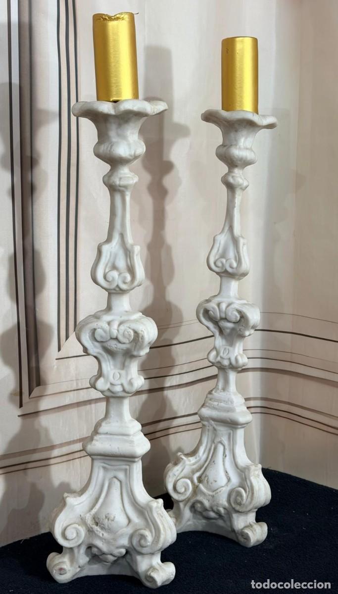 Antig&uuml;edades: Pareja de hacheros candelabros de altar en alabastro