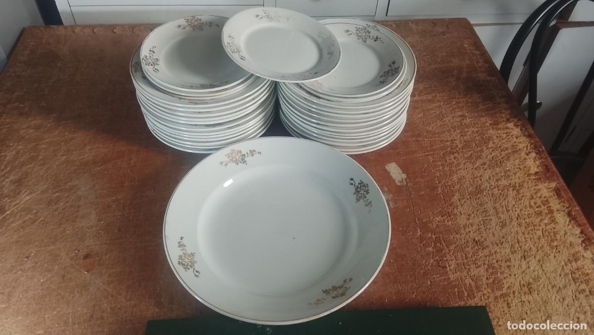 Antig&uuml;edades: Antigua vajilla 32 piezas Royal China Vigo porcelana cer&aacute;mica y oro . Leer
