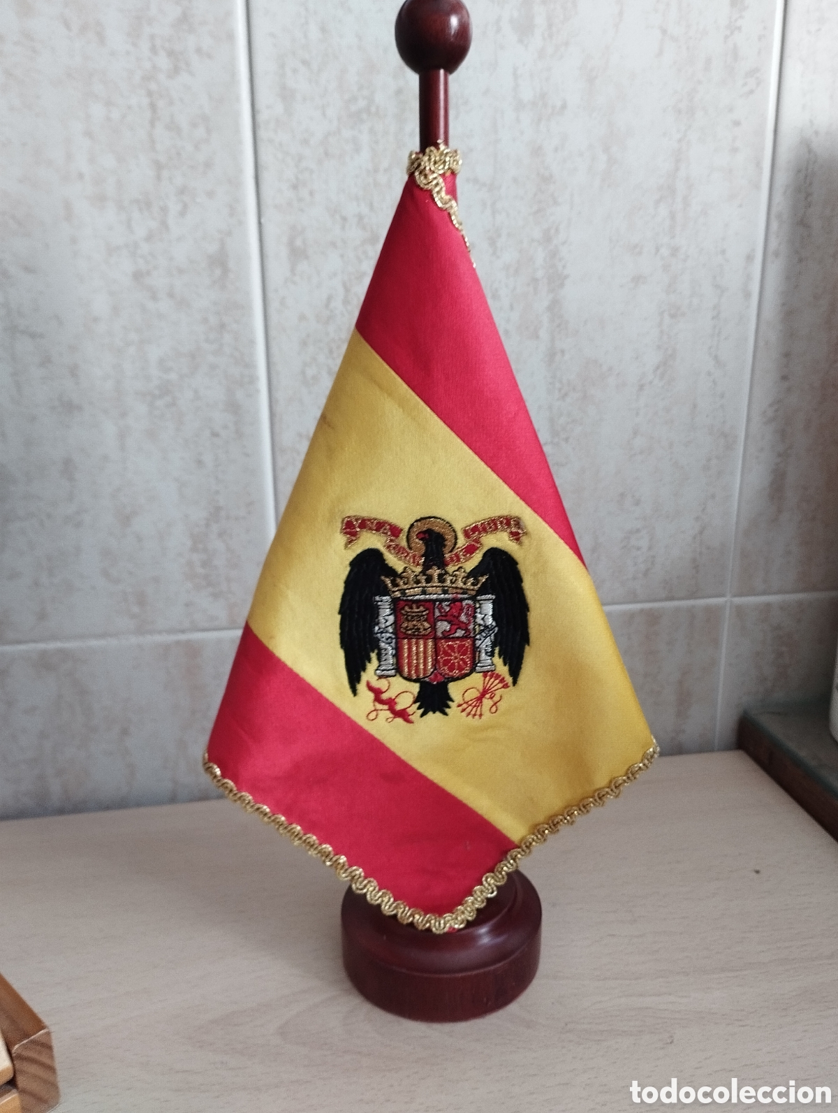 Antig&uuml;edades: BANDERA ESPA&Ntilde;A &Aacute;GUILA SAN JUAN BORDADA DOBLE CAPA.SOPORTE MADERA