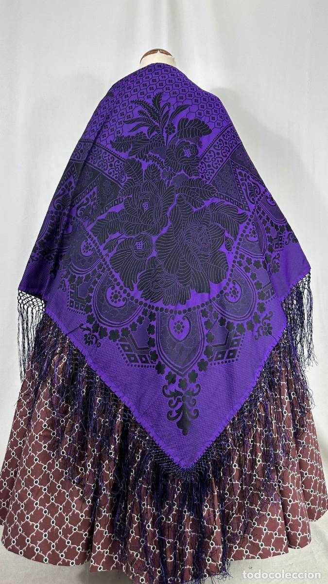 Antig&uuml;edades: Pa&ntilde;uelo de gro morado. Mant&oacute;n