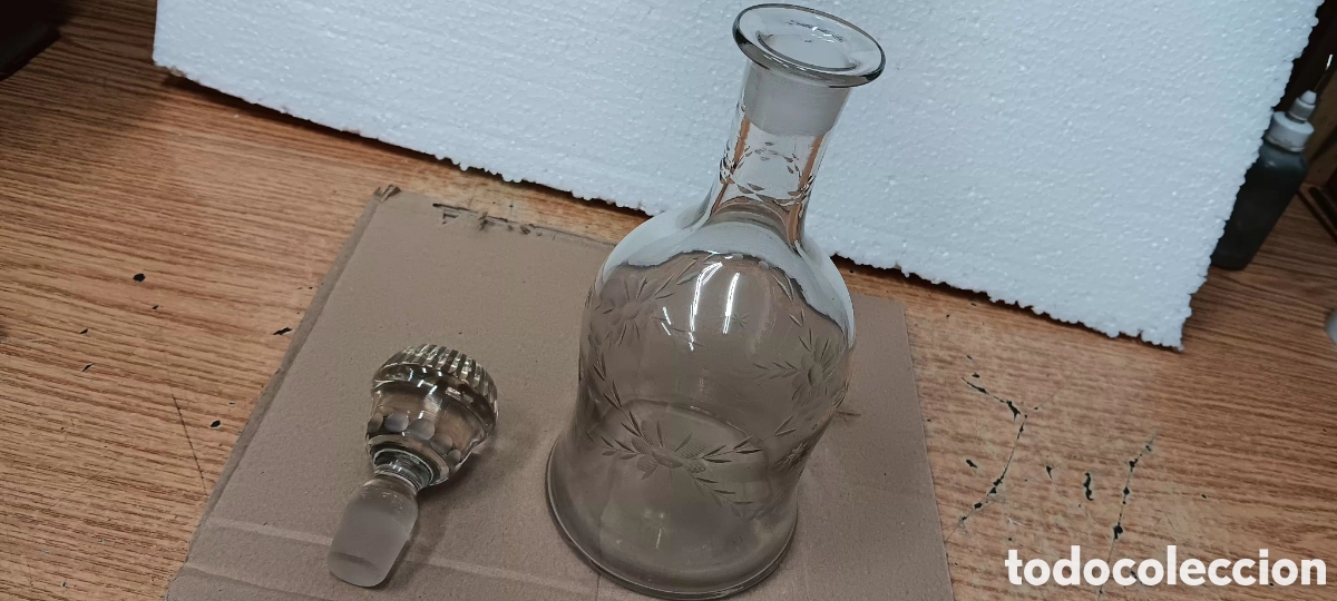 Antig&uuml;edades: Licorera de cristal soplado y tallado