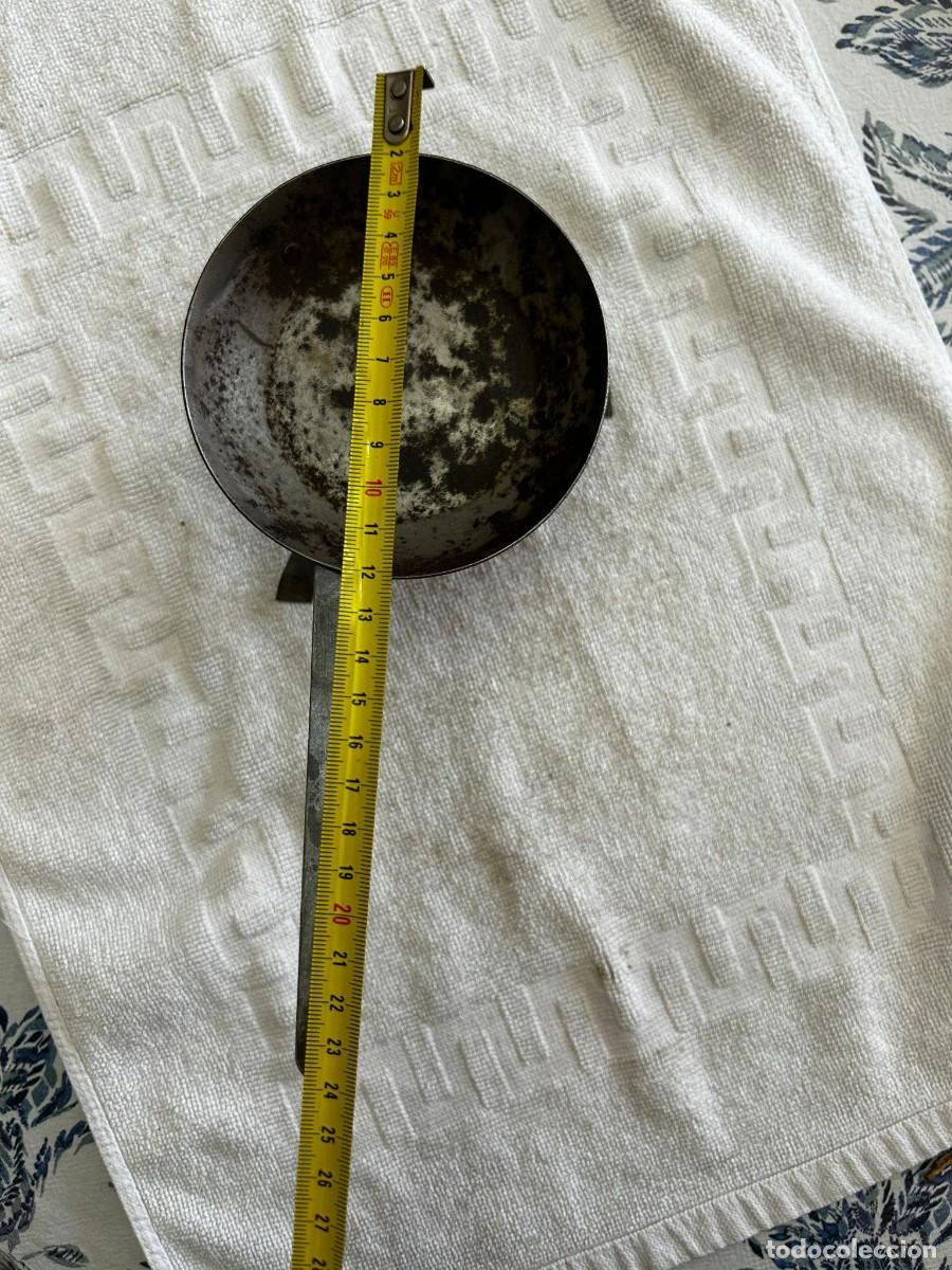 Antig&uuml;edades: Antigua sart&eacute;n de hierro forjado - Mango largo y soporte para brasas - Cocina r&uacute;stica