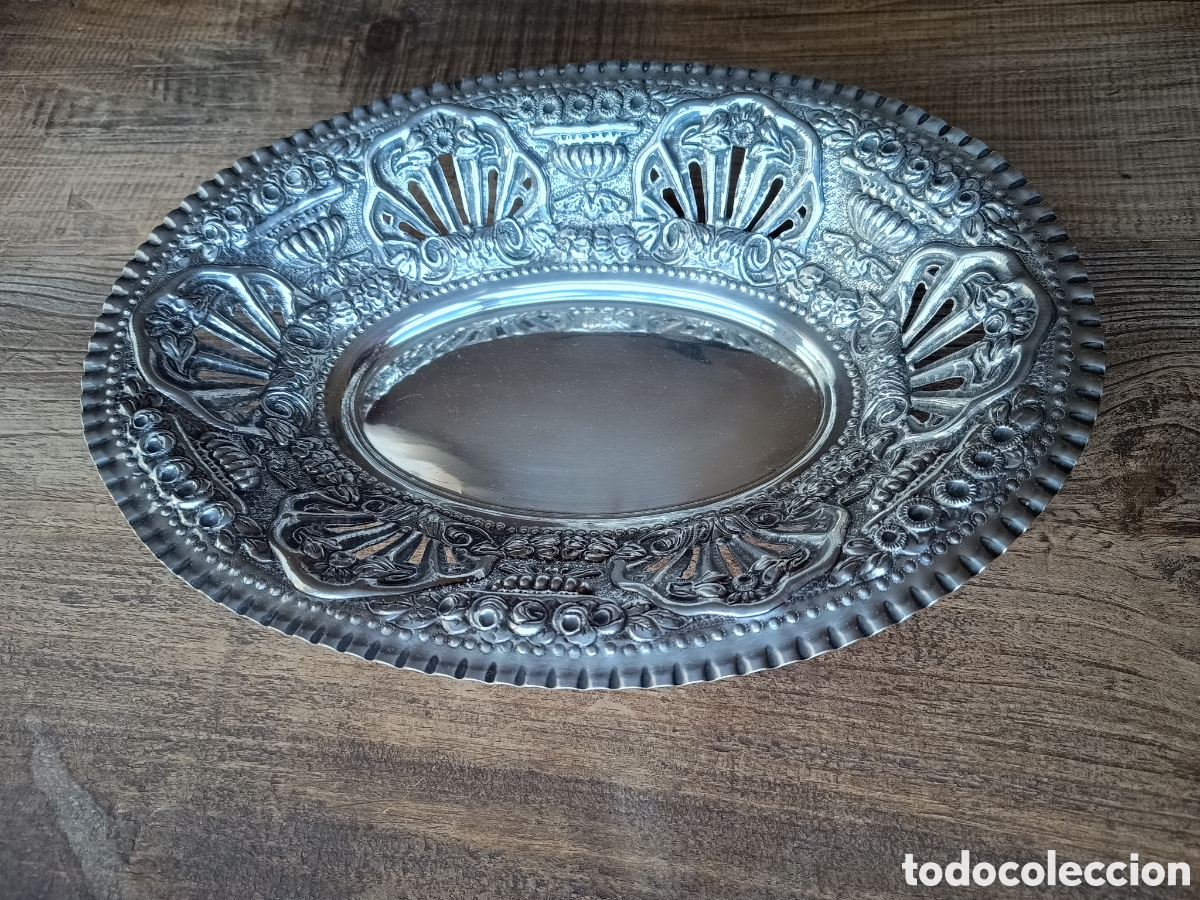 Antig&uuml;edades: CENTRO DE MESA REPUJADO Y CALADO - PPIOS S.XX - PLATA 916/000 - PLATERO E. LABARTA - 341gr - 31x23cm