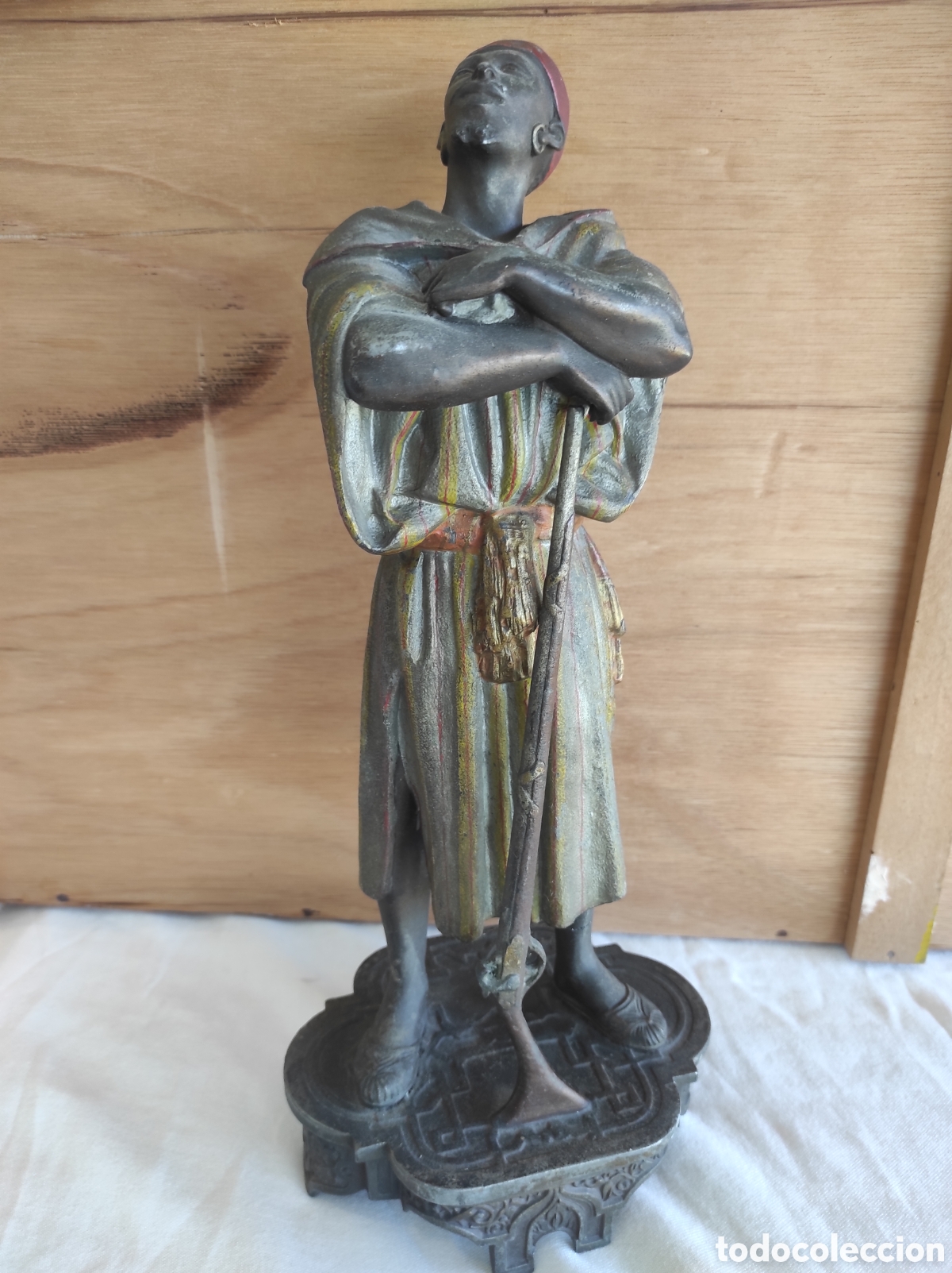 Antig&uuml;edades: Figura orientalista victoriana en peltre policromado