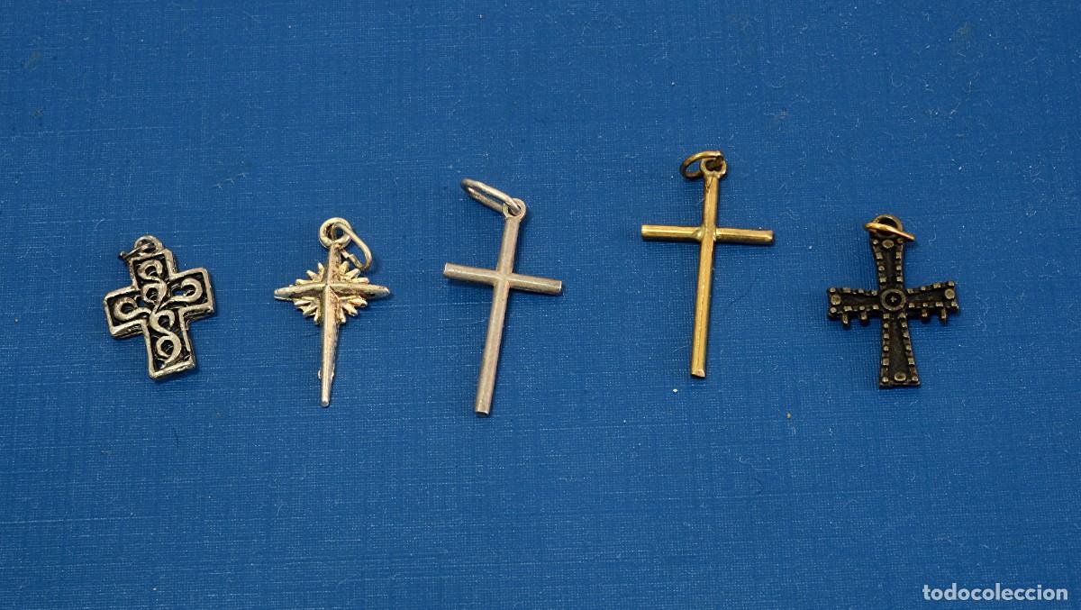 Antig&uuml;edades: LOTE DE 5 CINCO PQUE&Ntilde;AS CRUCES PARA COLGAR AL CUELLO (SIN CADENA)
