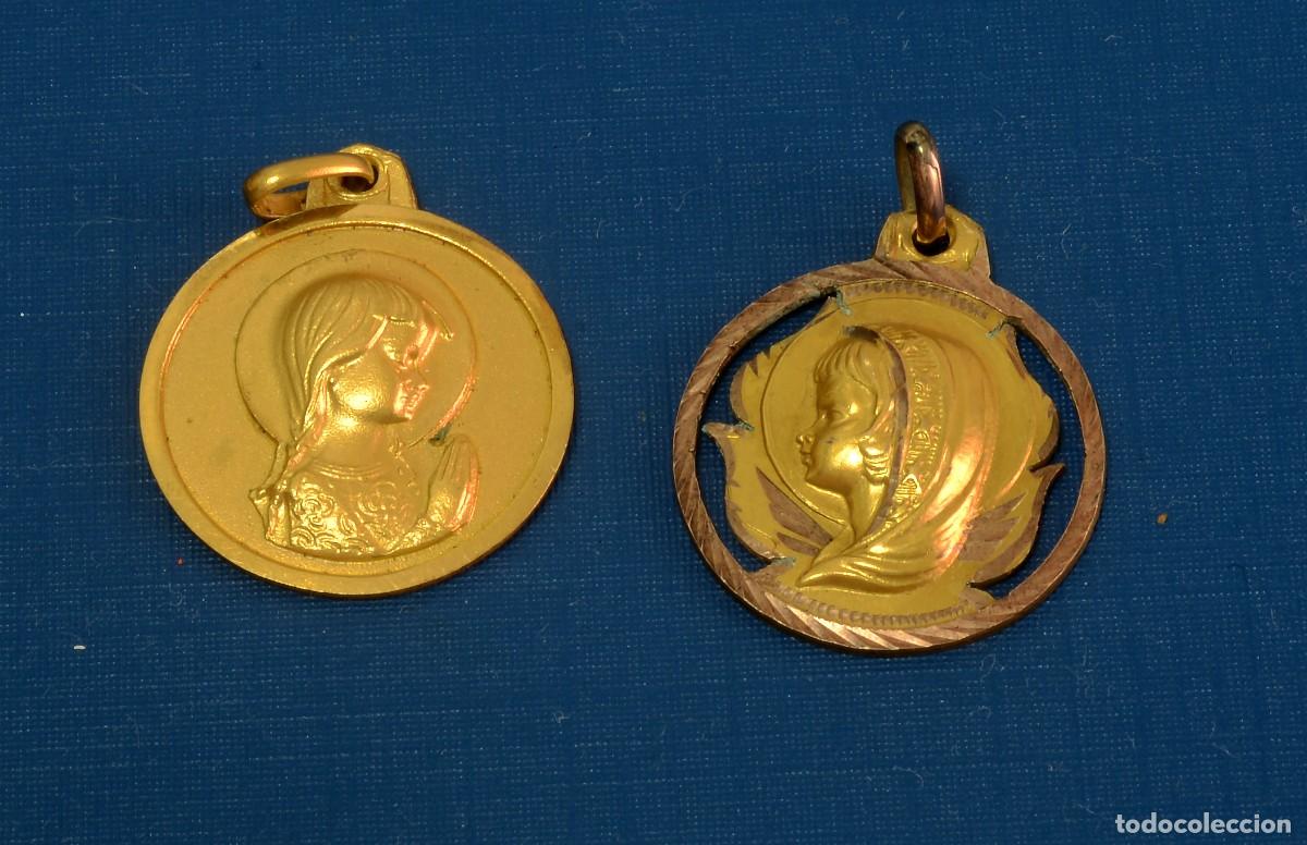 Antig&uuml;edades: LOTE DE DOS MEDALLITAS, VIRGEN NI&Ntilde;A EN RELIEVE, BALO ORO 14K