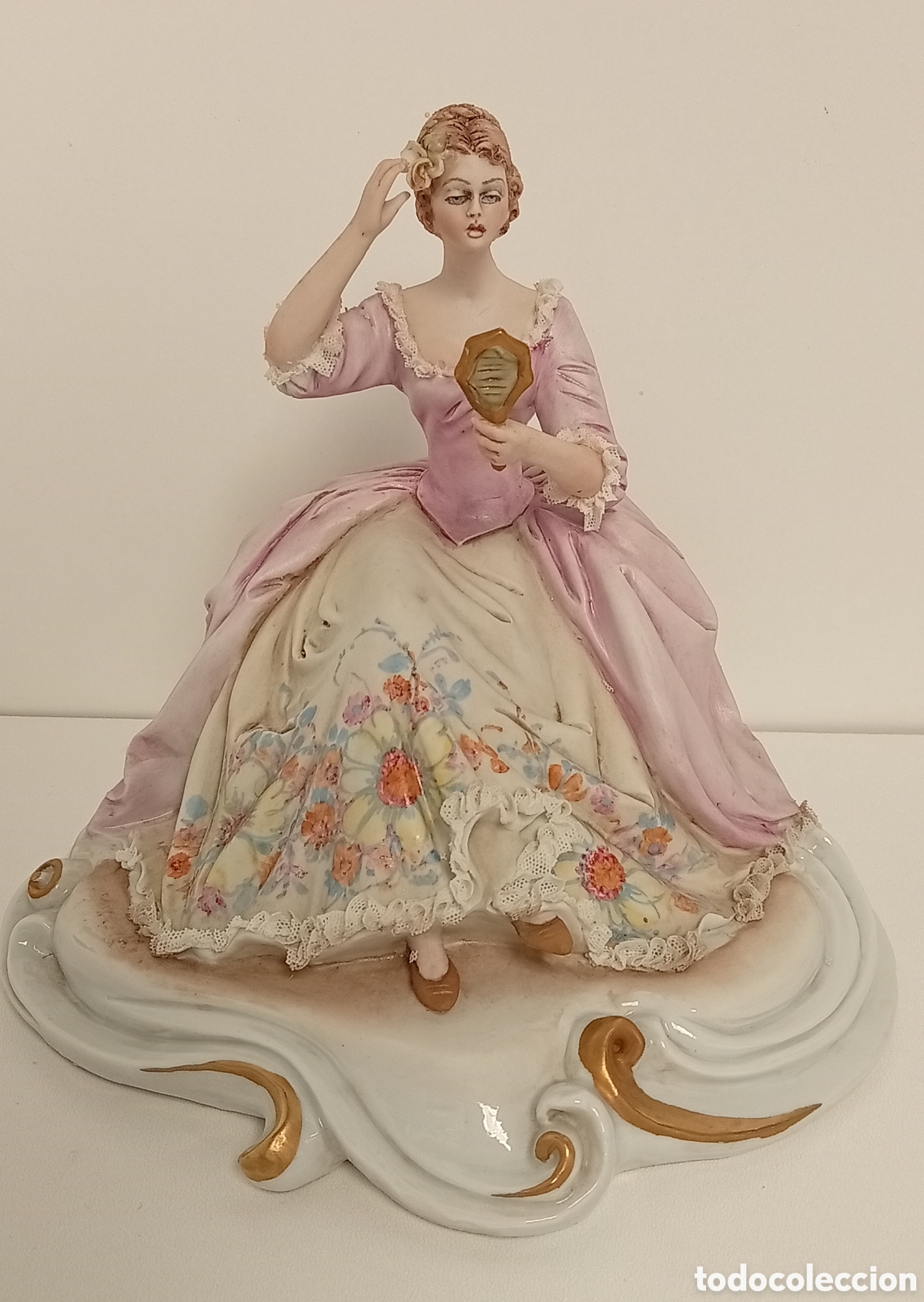 Antig&uuml;edades: FIGURAS DE UNA DAMA SOSTENIENDO EN UN ESPEJO