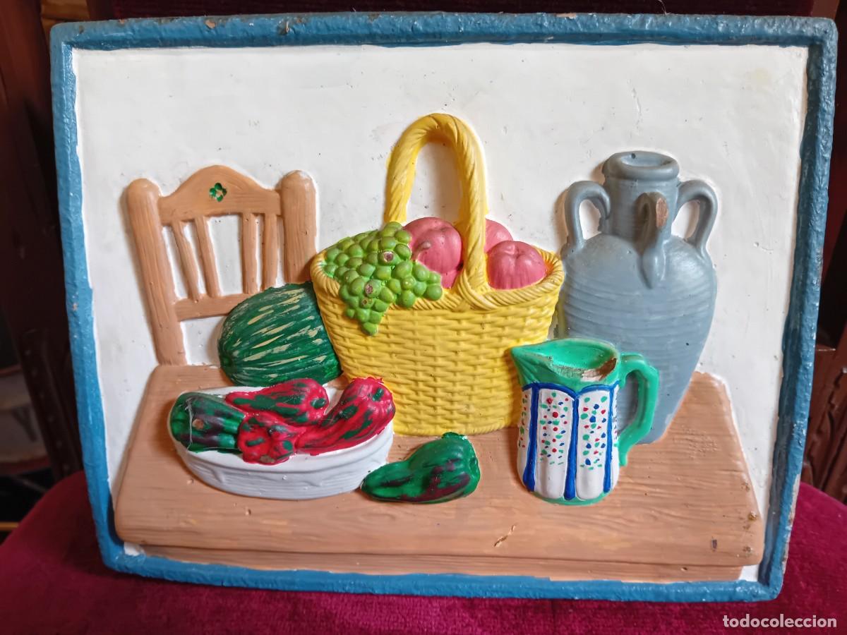 Antig&uuml;edades: Bodeg&oacute;n en relieve realizado en yeso pintado a mano