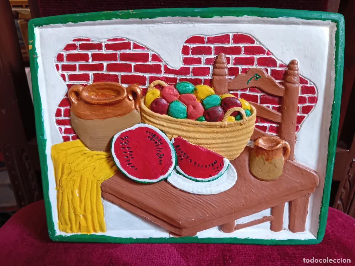 Antig&uuml;edades: Bodeg&oacute;n en relieve realizado en yeso y pintado a mano