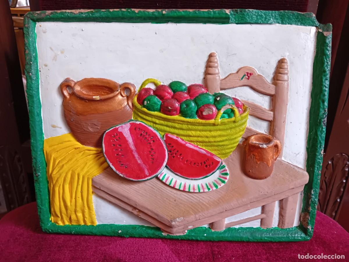 Antig&uuml;edades: Bodeg&oacute;n en relieve realizado en yeso y pintado a mano