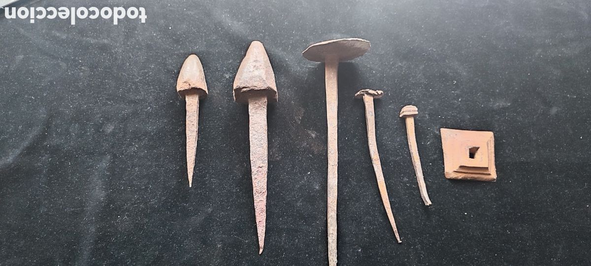 Antig&uuml;edades: Colecci&oacute;n de 5 antiguos clavos y una base de hierro forjado