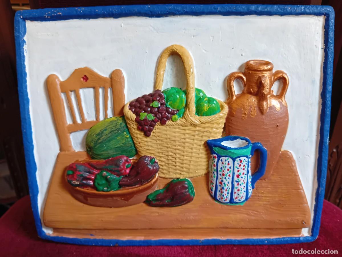 Antig&uuml;edades: Bodeg&oacute;n en relieve realizado en yeso y pintado a mano
