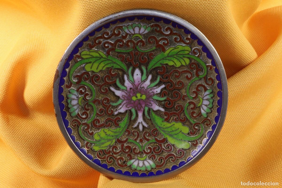 Antig&uuml;edades: Plato peque&ntilde;o chino esmalte cloisonn&eacute; c&oacute;ncavo. S. XX. Small Chinese concave cloisonn&eacute; enamel plate