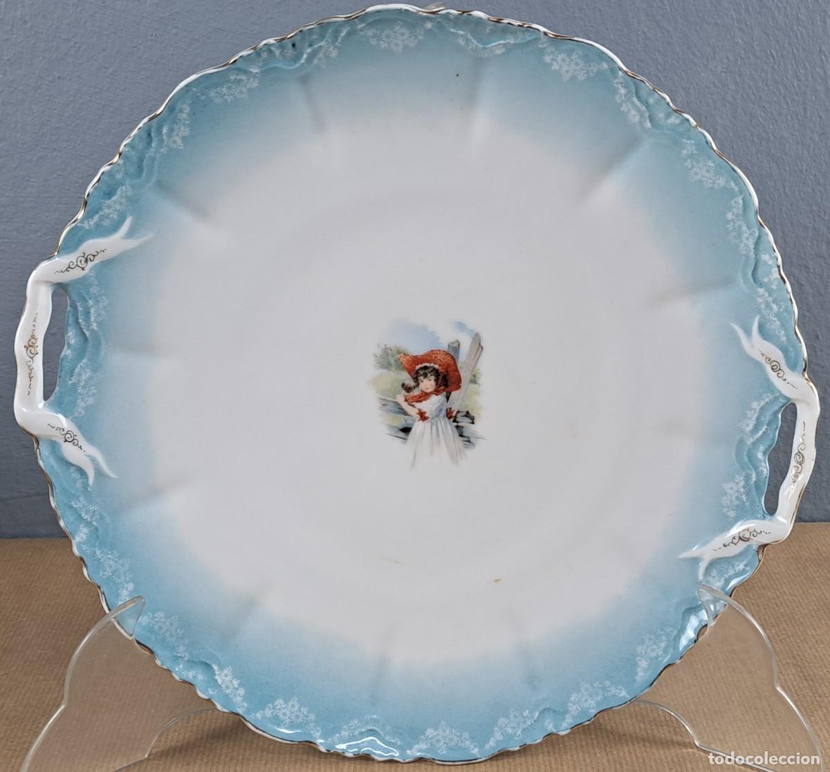 Antig&uuml;edades: Plato porcelana con asas &ndash; borde azul y figura central &ndash; ca. 1900