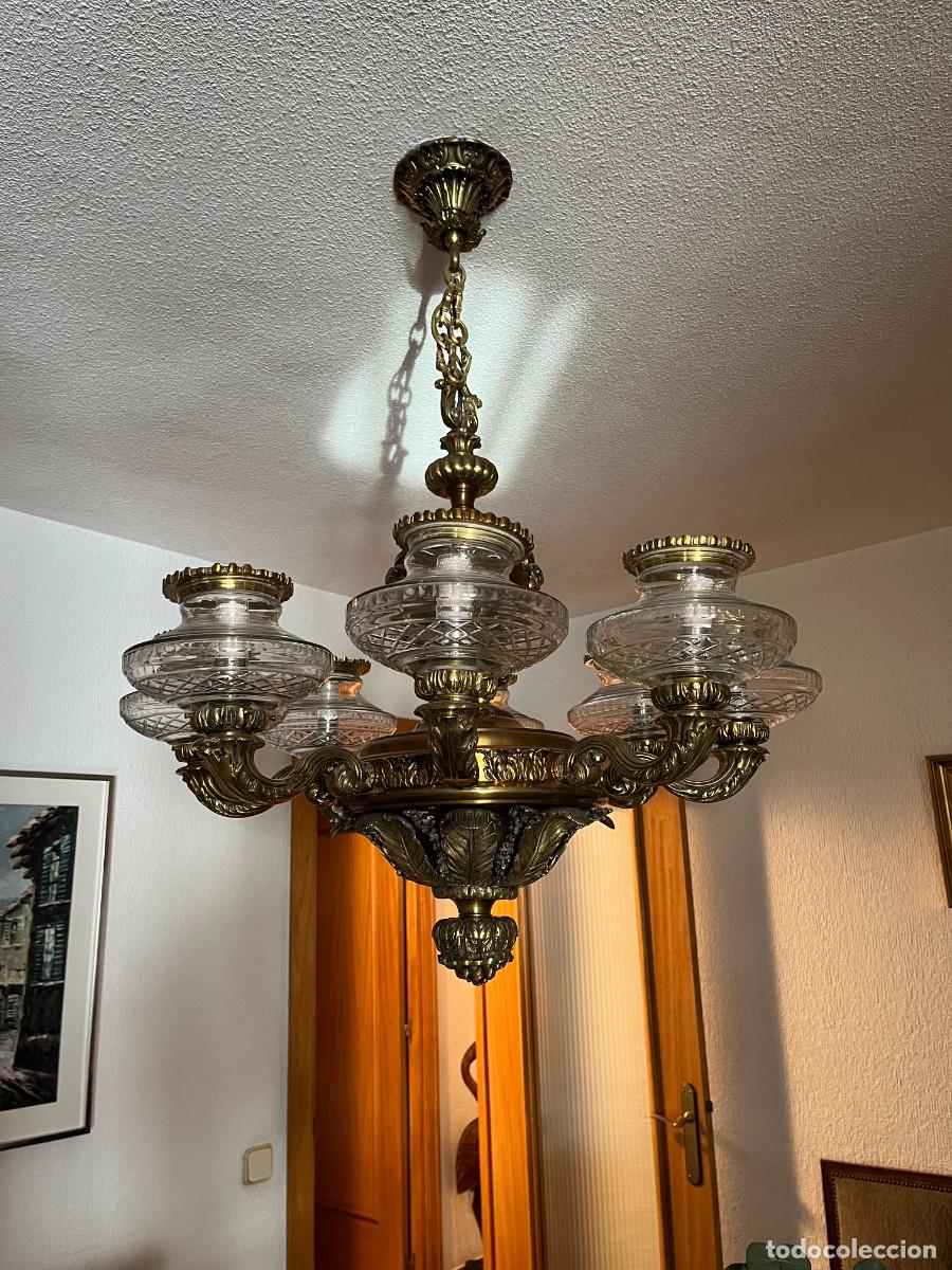 Antig&uuml;edades: L&aacute;mpara techo bronce y cristal tallado. Candelabros bronce.