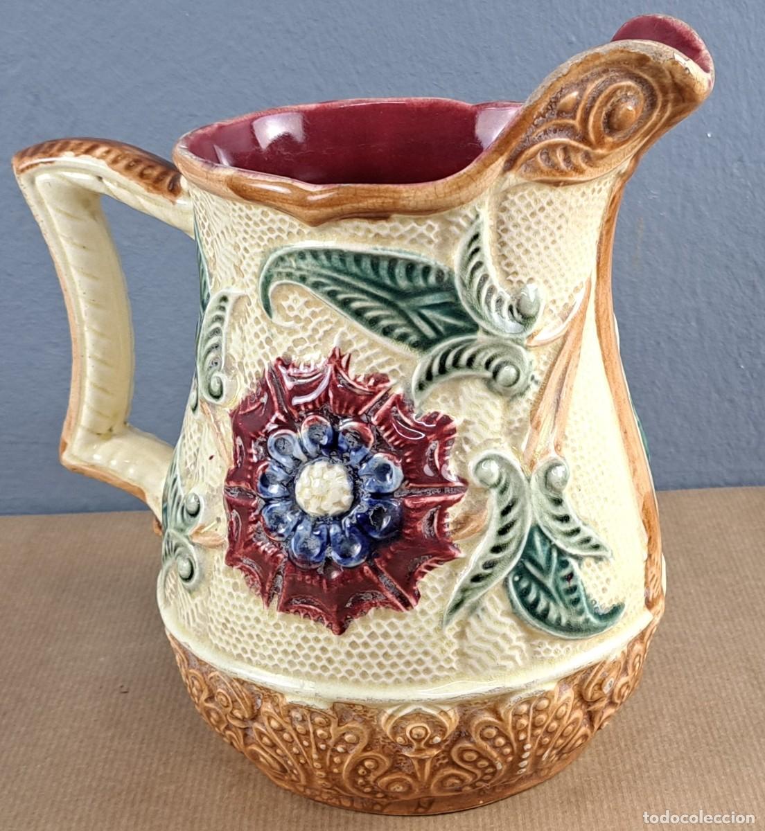 Antiquit&auml;ten: Jarra cer&aacute;mica maj&oacute;lica esmaltada en relieve floral, ca. 1880&ndash;1910