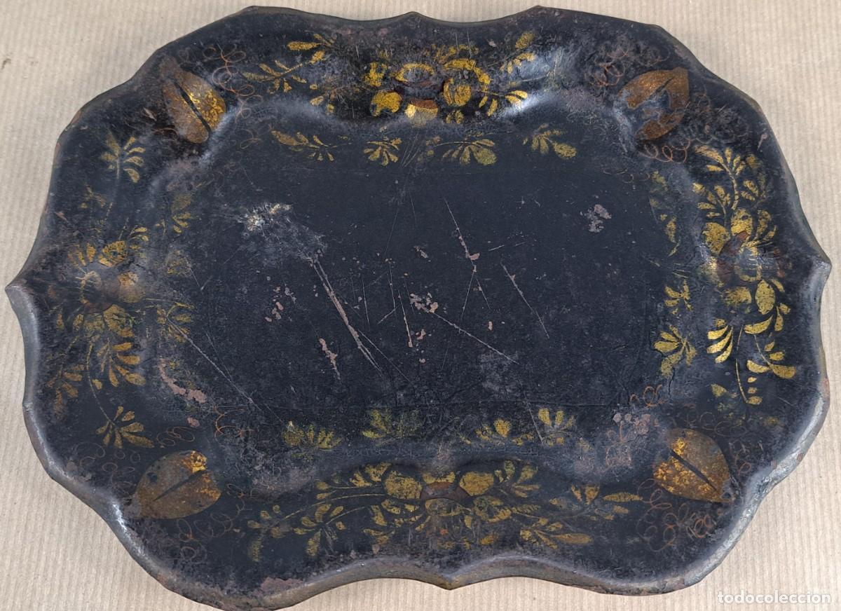 Antig&uuml;edades: Bandeja de chapa de hierro lacado, floral dorada, siglo XIX