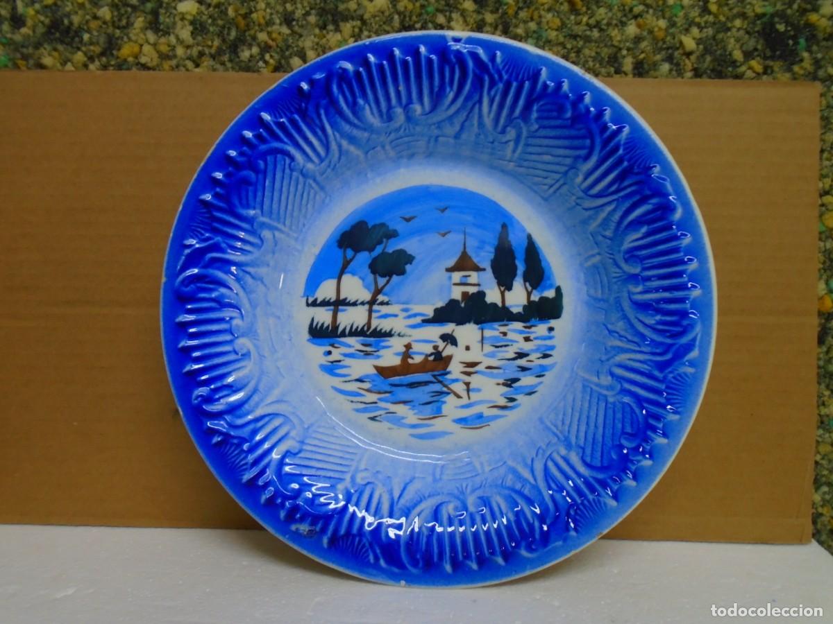 Antiquit&auml;ten: ANTIGUO PLATO/FUENTE CERAMICA DE MANISES CON ALA RELIEVES EN AZUL COBALTO.