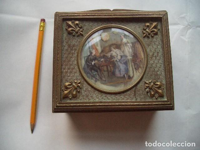 Antig&uuml;edades: Magn&iacute;fica caja-joyero con miniatura pintada, en bronce y Cristal