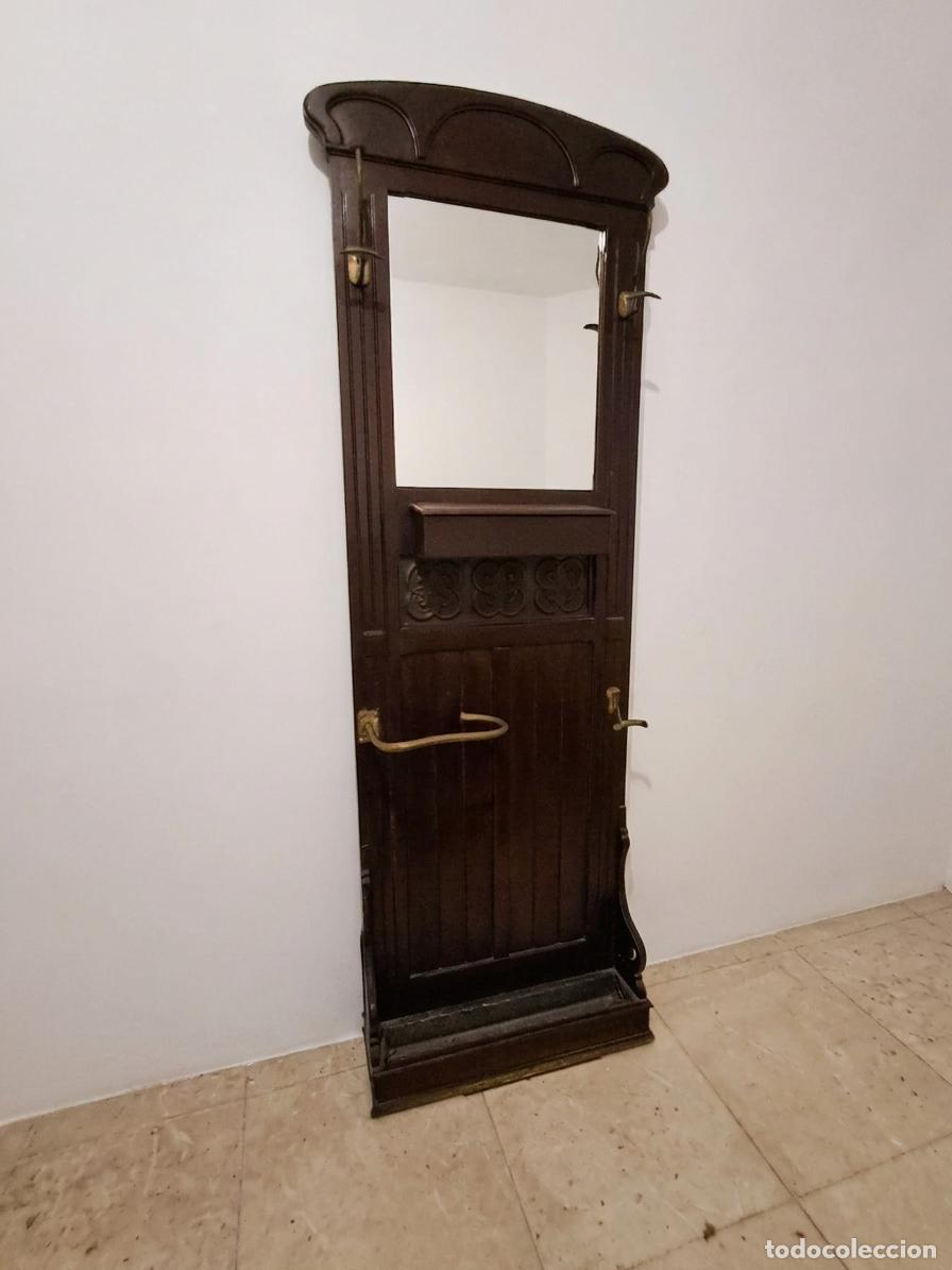 Antig&uuml;edades: Antiguo Mueble Recibidor Perchero Modernista (c. 1910) con Lat&oacute;n Repujado y Parag&uuml;ero - S&Oacute;LO JEREZ