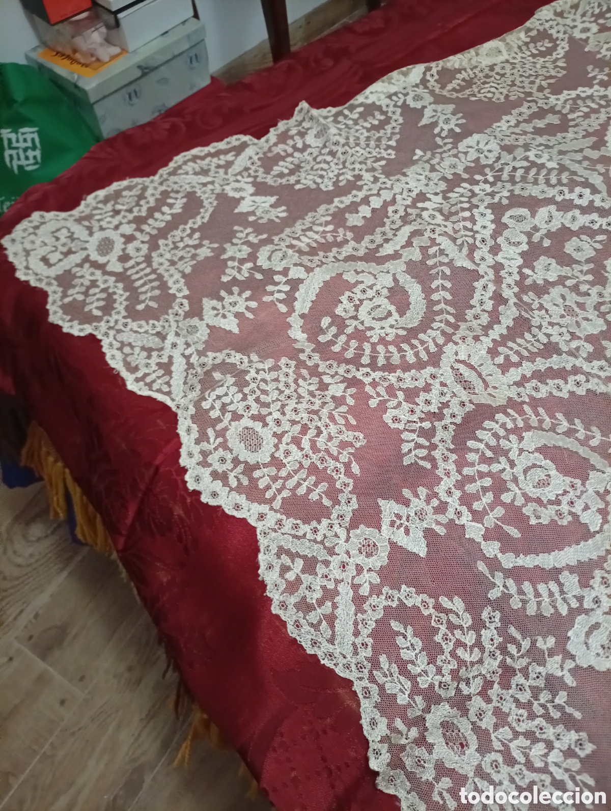 Antig&uuml;edades: Mantilla encaje granada de seda - Foto 3