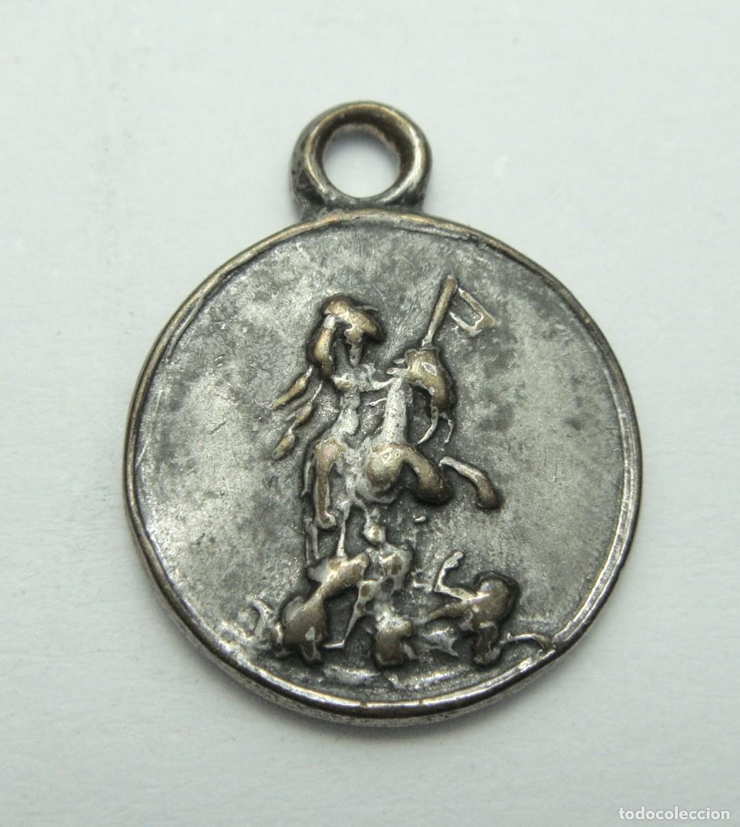 Antig&uuml;edades: Peque&ntilde;a Medalla Devocional de Santiago Matamoros y Catedral