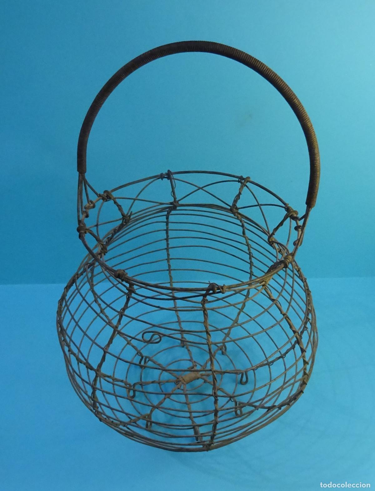 Antig&uuml;edades: ANTIGUA HUEVERA / CESTA DE METAL / ALAMBRE PARA HUEVOS. ALTURA 30 CM